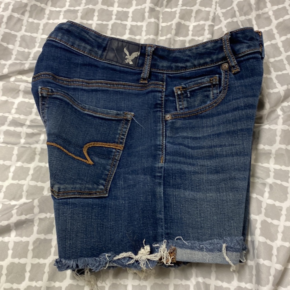 American eagle shorts 
Super stretch 
AEO DENIM
Super hi-rise Shortie
Size 4